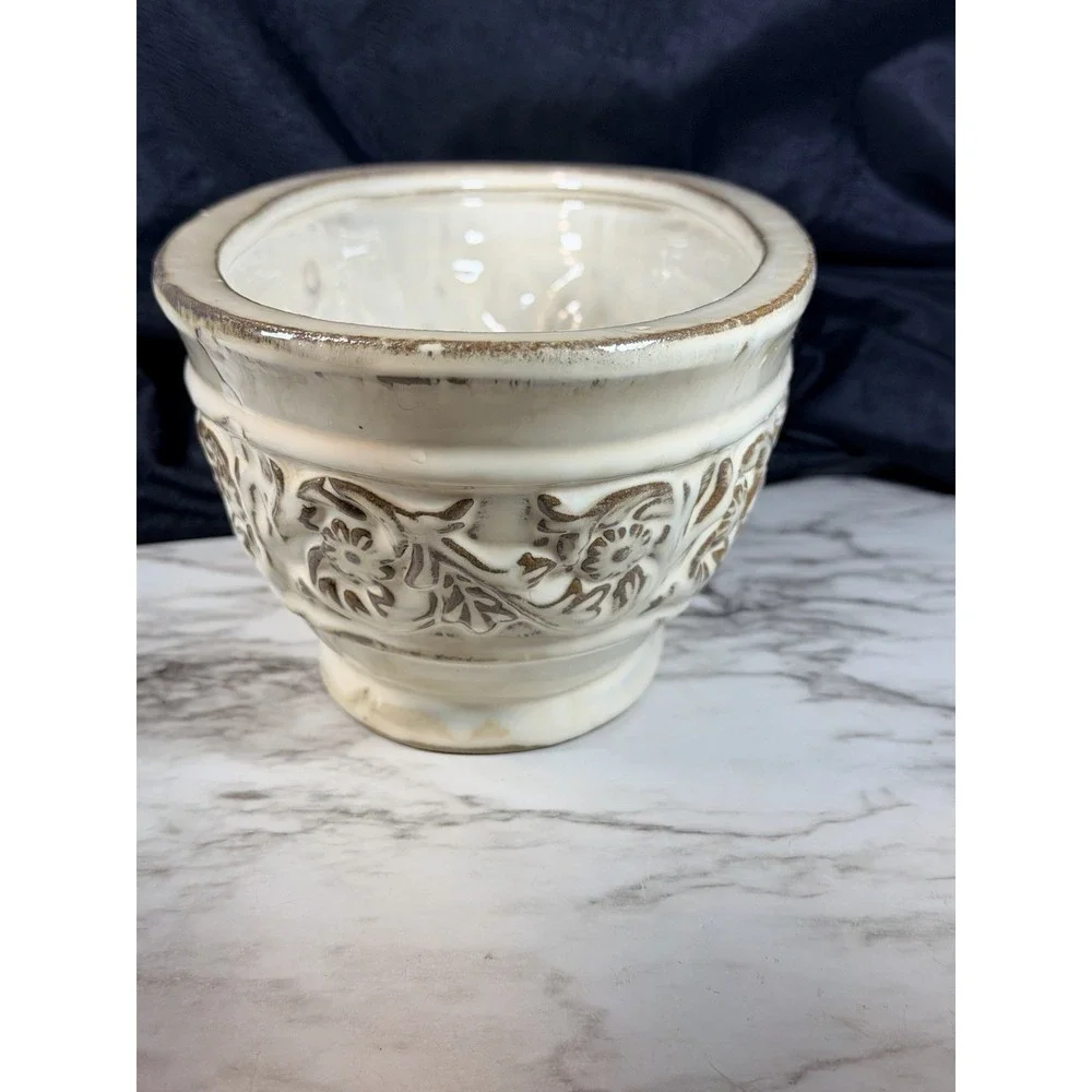 Ivory White leaf Floral Embossed Ceramic Indoor/Outdoor Planter/Pot  11.5(p2893)